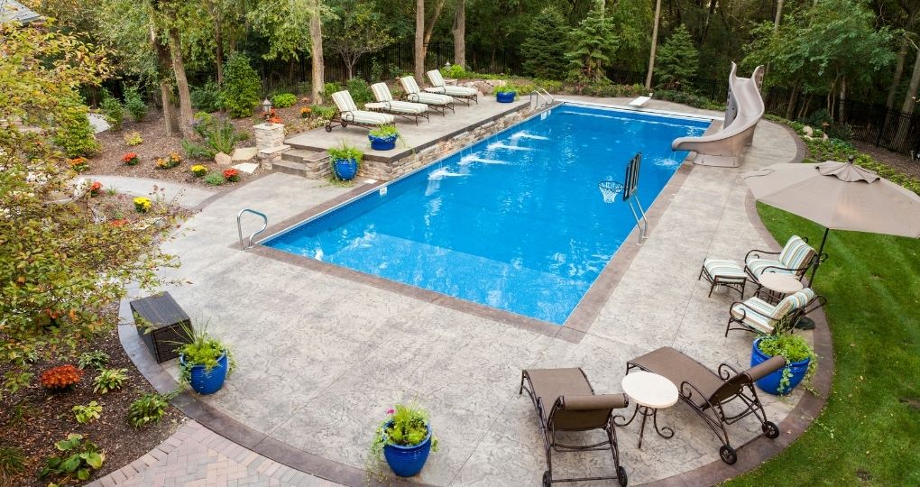 Dalle en béton autour piscine